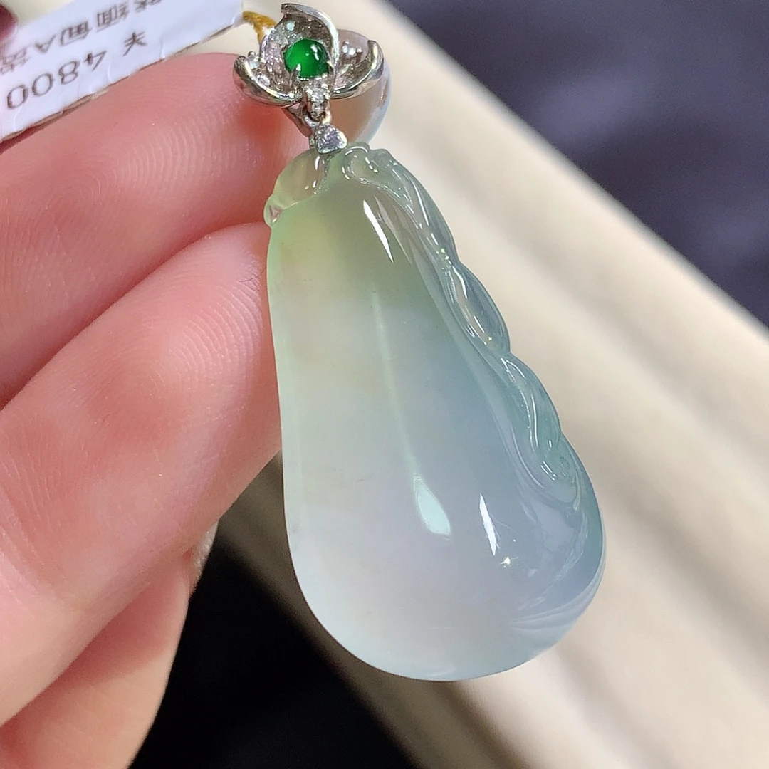翡翠18K金镶嵌颈饰瓜