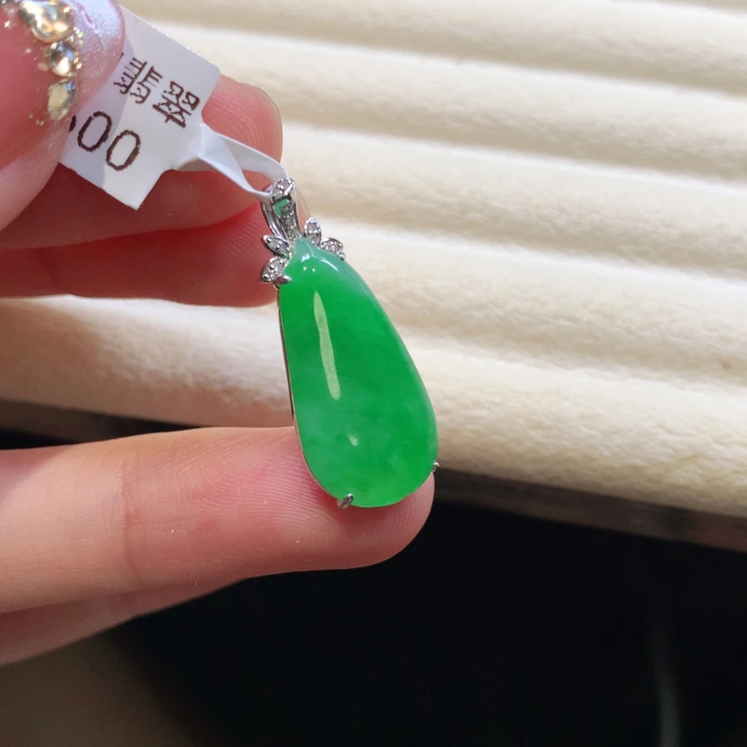 翡翠18K金镶嵌颈饰瓜