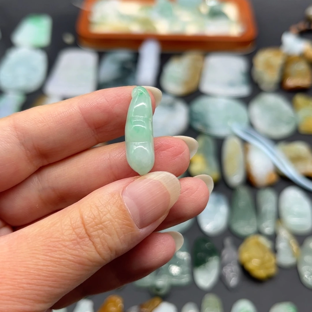 翡翠未镶嵌颈饰福豆