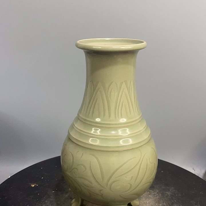 越窑三足尊造型独特