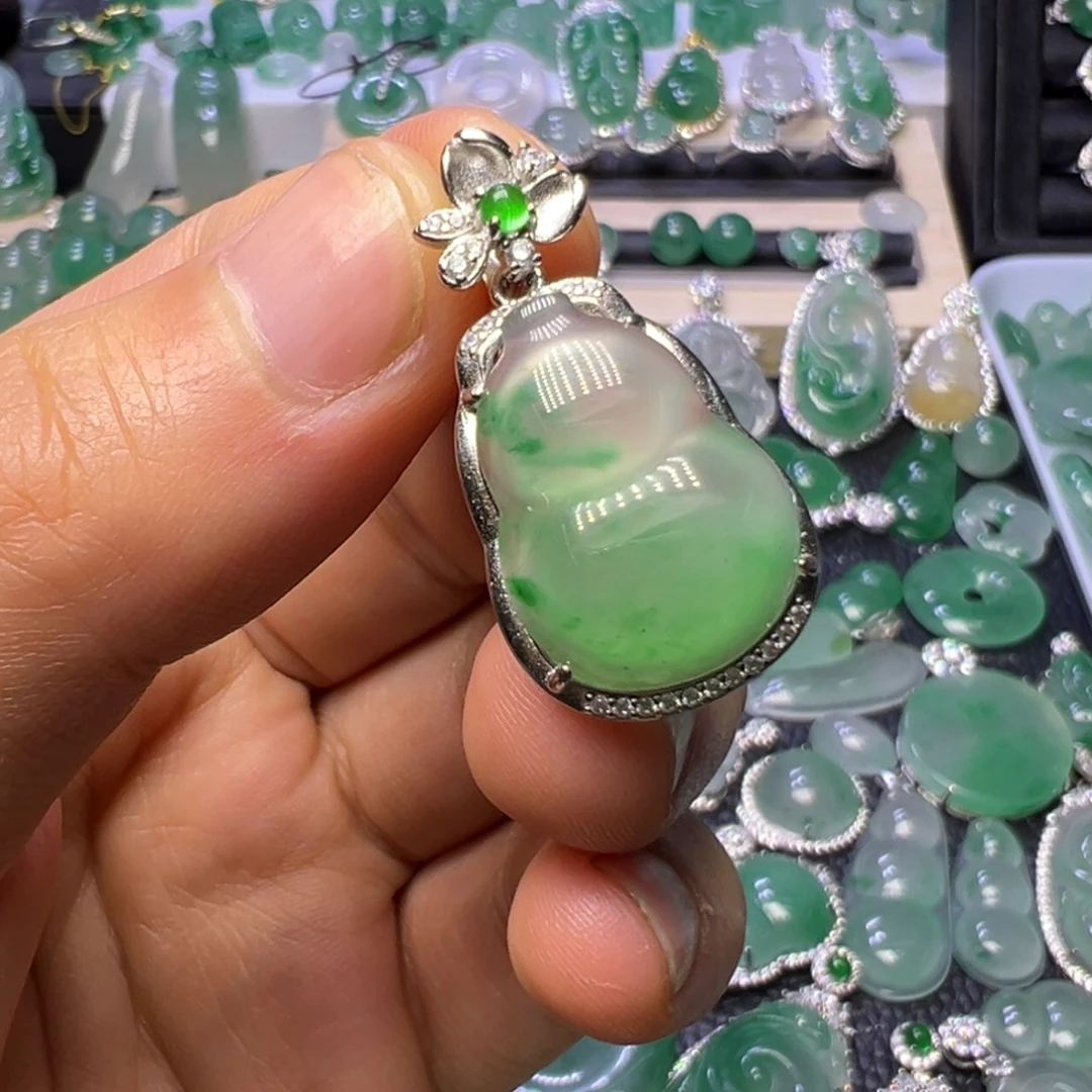 石英质玉（非洲翠）未镶嵌颈饰