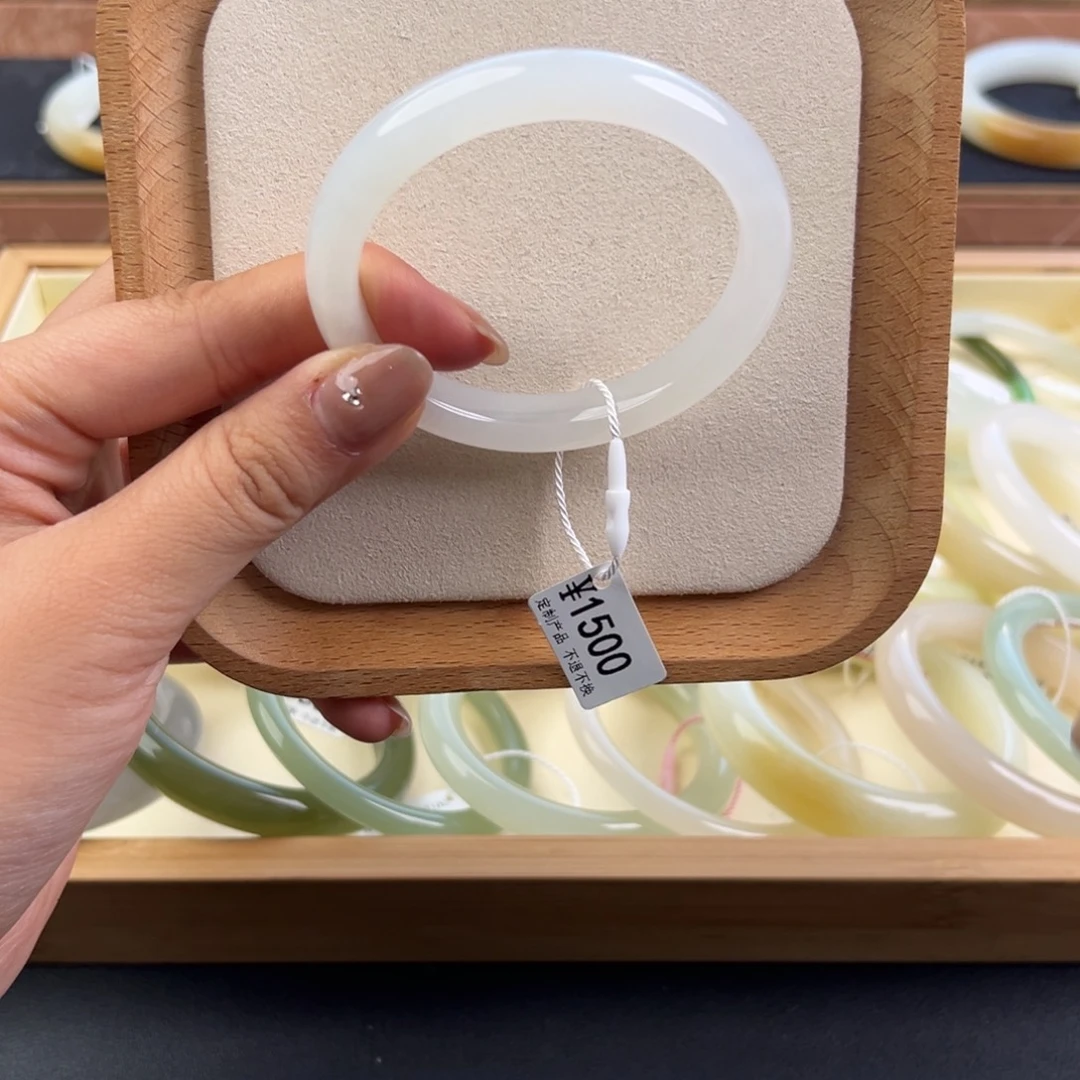 和田玉未镶嵌手镯有细纹