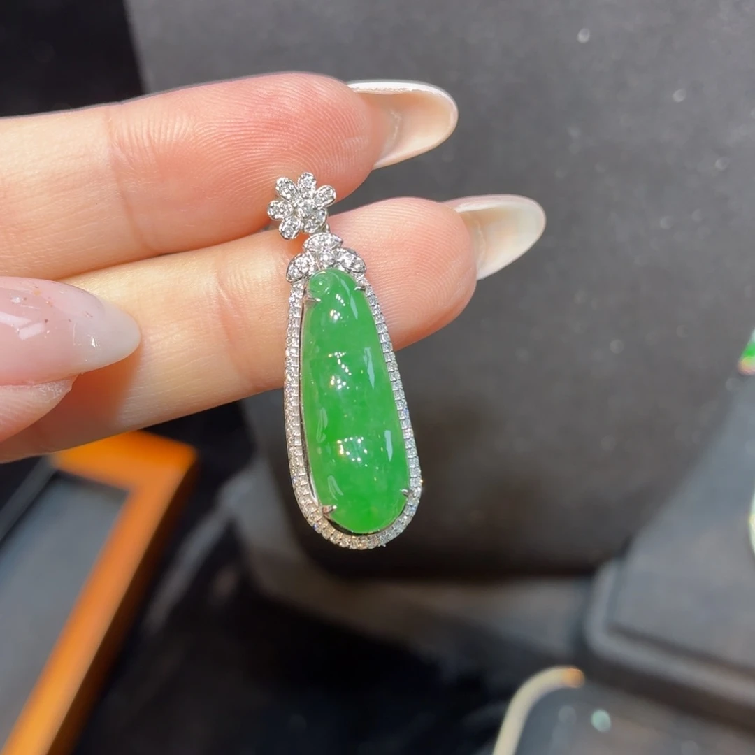 翡翠18K金镶嵌颈饰天然缅甸翡翠
