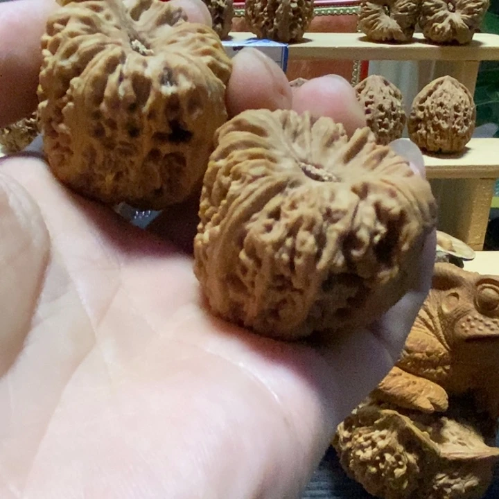 神***角文玩核桃吊坠南疆石大凹底