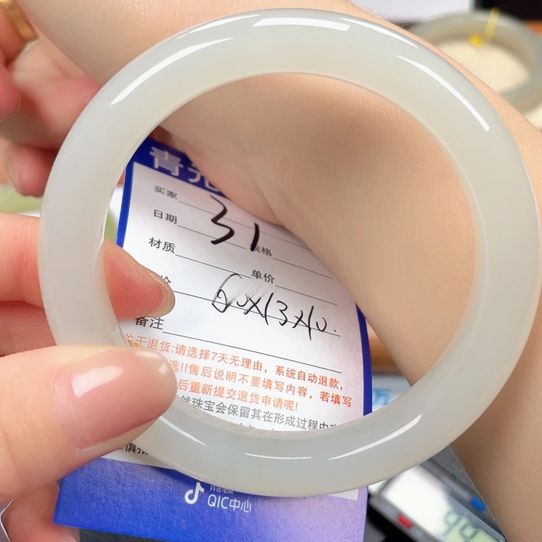 和田玉未镶嵌手镯