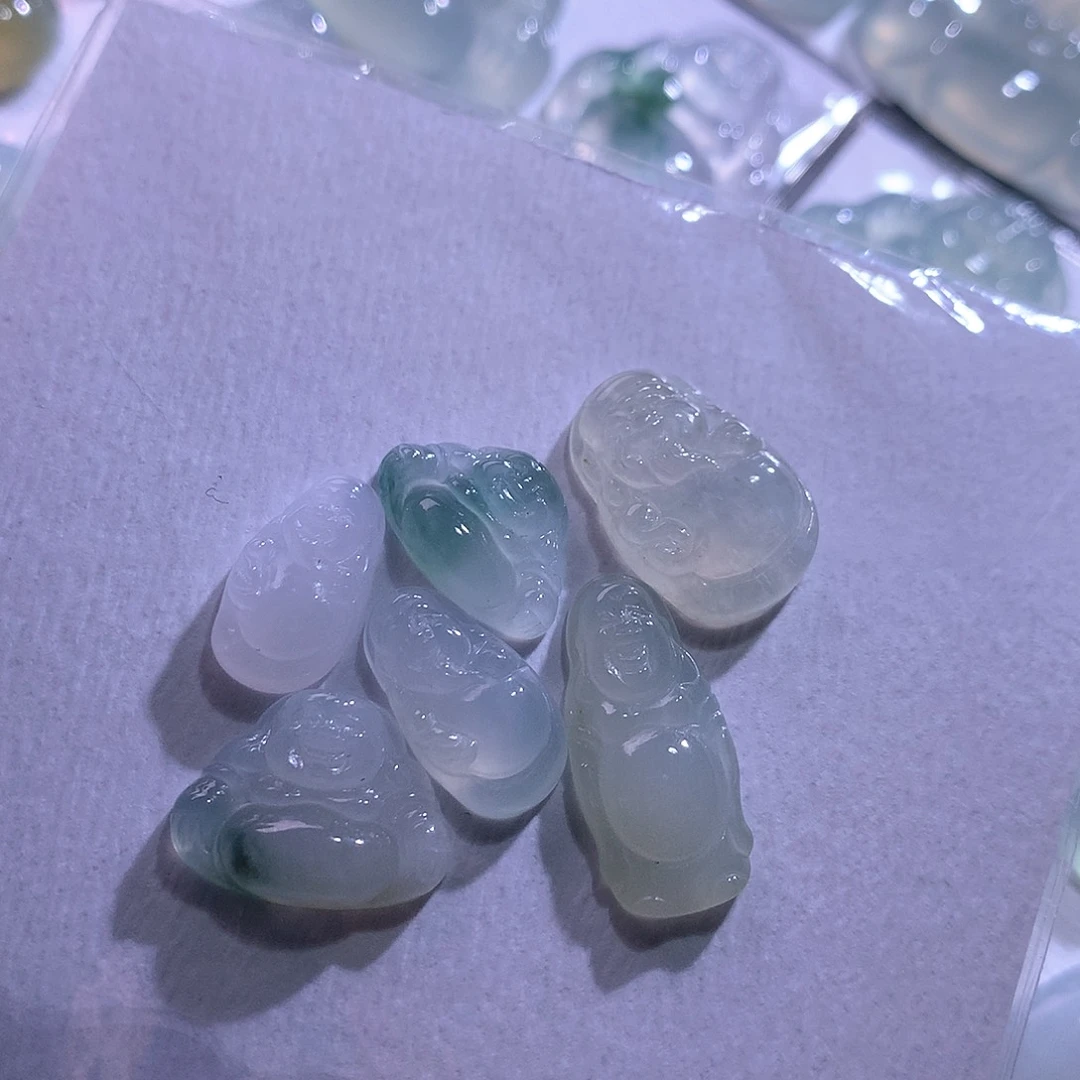 翡翠未镶嵌颈饰一手