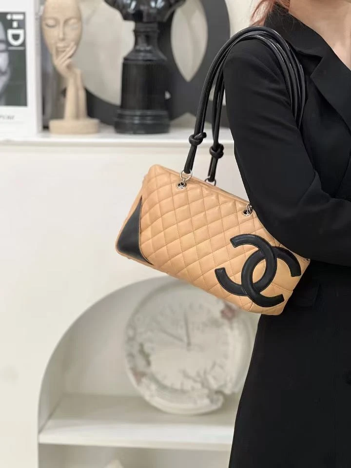 99新 Chanel/香奈儿 99新/康鹏枕头奶茶色 手提包/严选