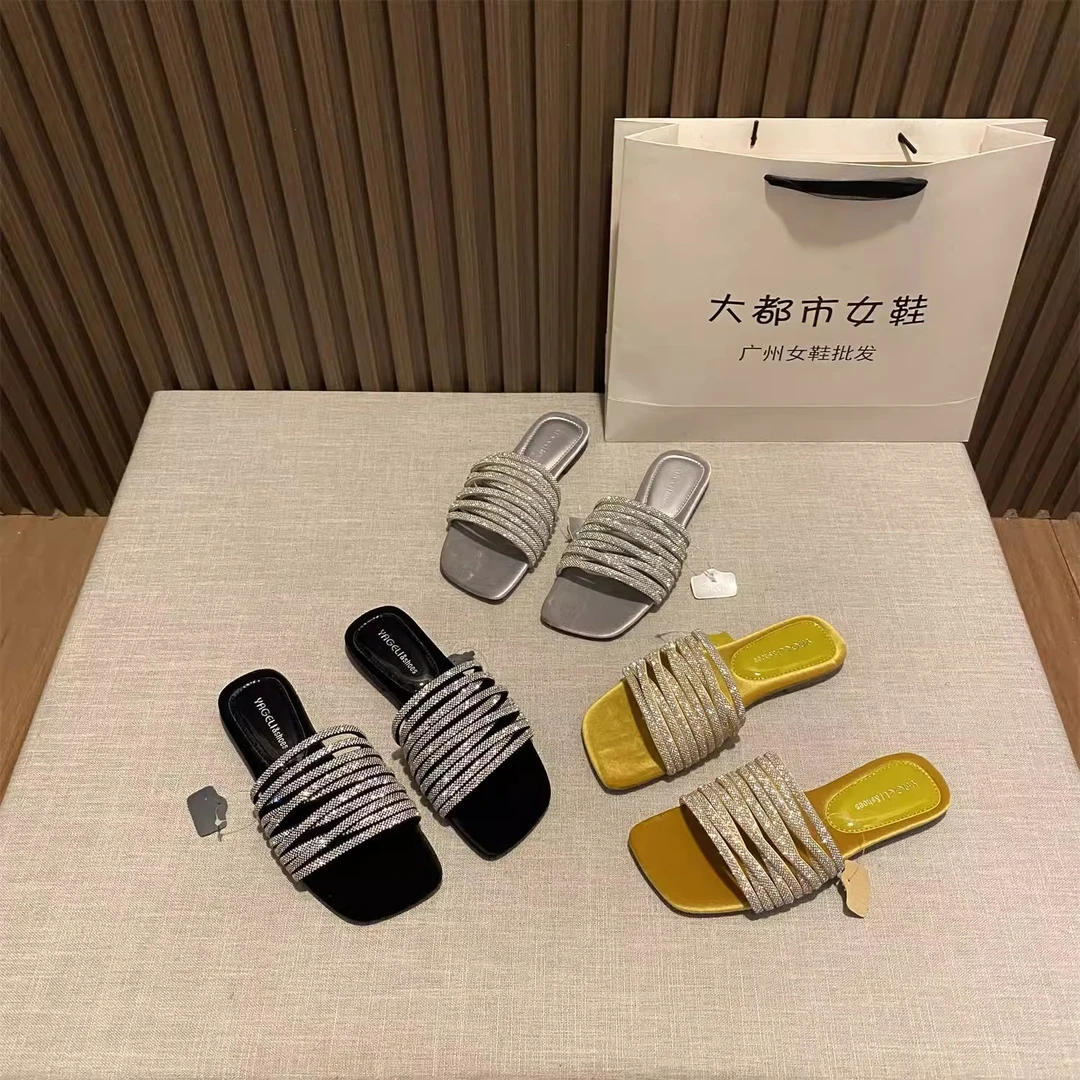 2025春夏季新款露趾拖鞋女外穿气质方头水钻一字带平底凉拖仙女鞋
