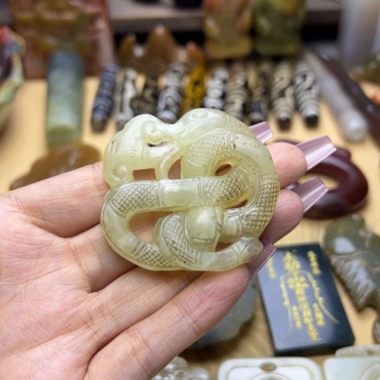 蛇纹石玉未镶嵌颈饰