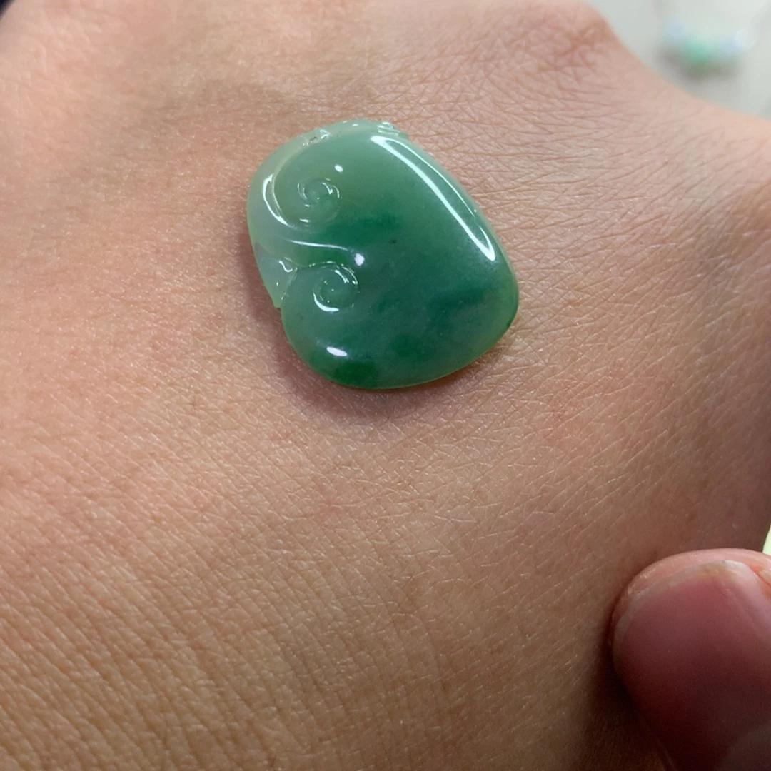 翡翠未镶嵌颈饰如意