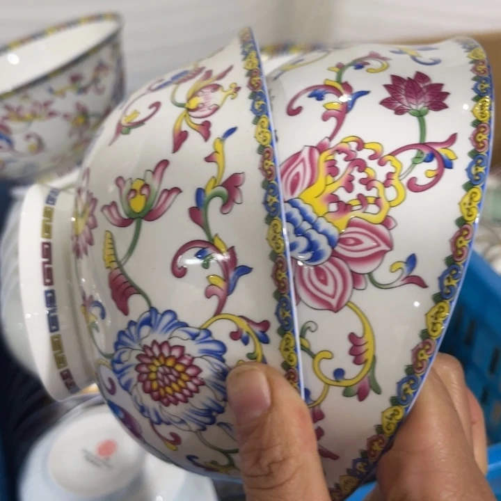 瓷片珐琅彩六寸面碗两个瑕疵明显