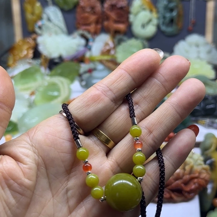 蛇纹石玉未镶嵌颈饰