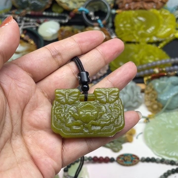 蛇纹石玉未镶嵌颈饰