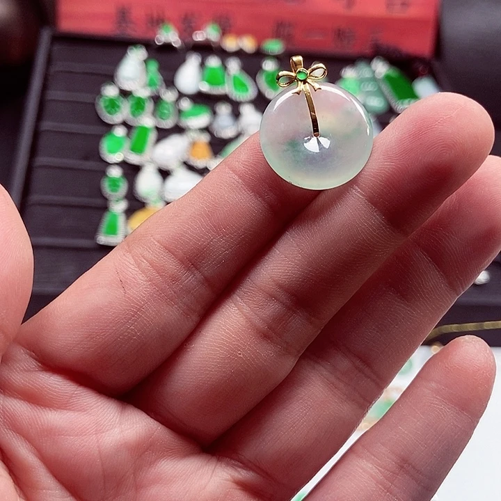 翡翠18K金镶嵌颈饰