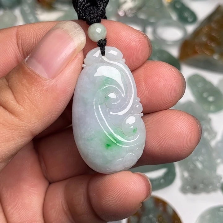 翡翠未镶嵌颈饰如意