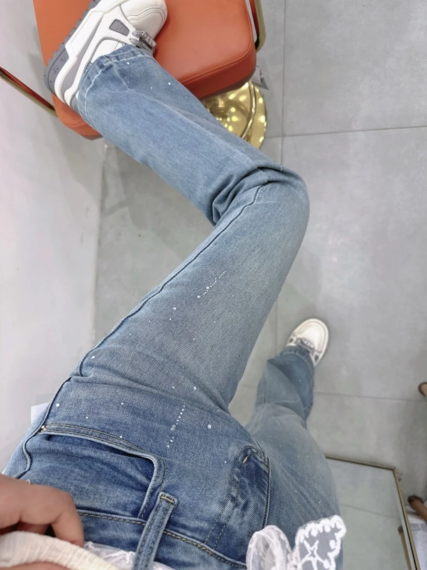 炫彩阁77509【水洗浅蓝烫钻弹力修身喇叭裤】