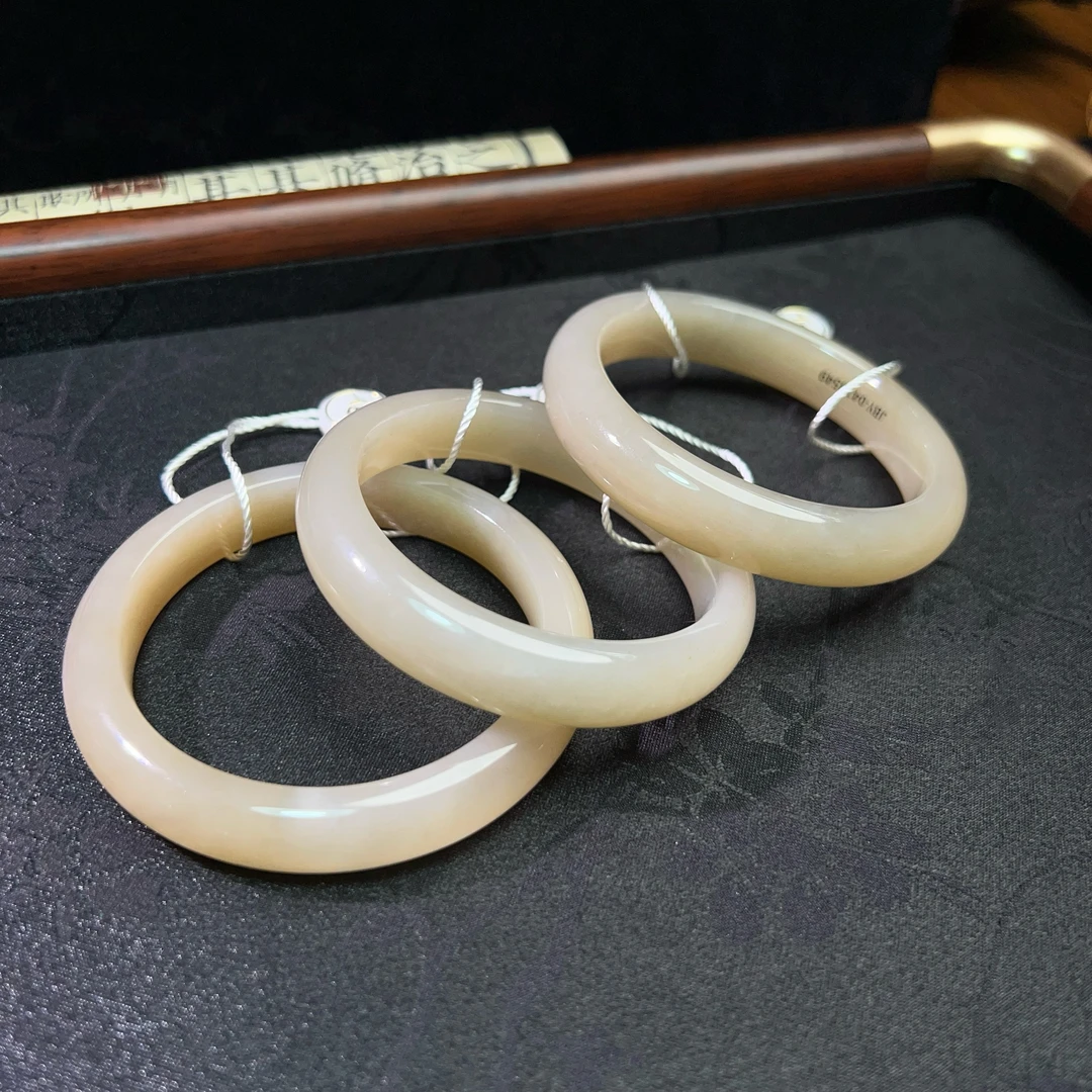 【洒金】天然和田玉且末金山浅糖手镯JBY-8549(多样性发货)