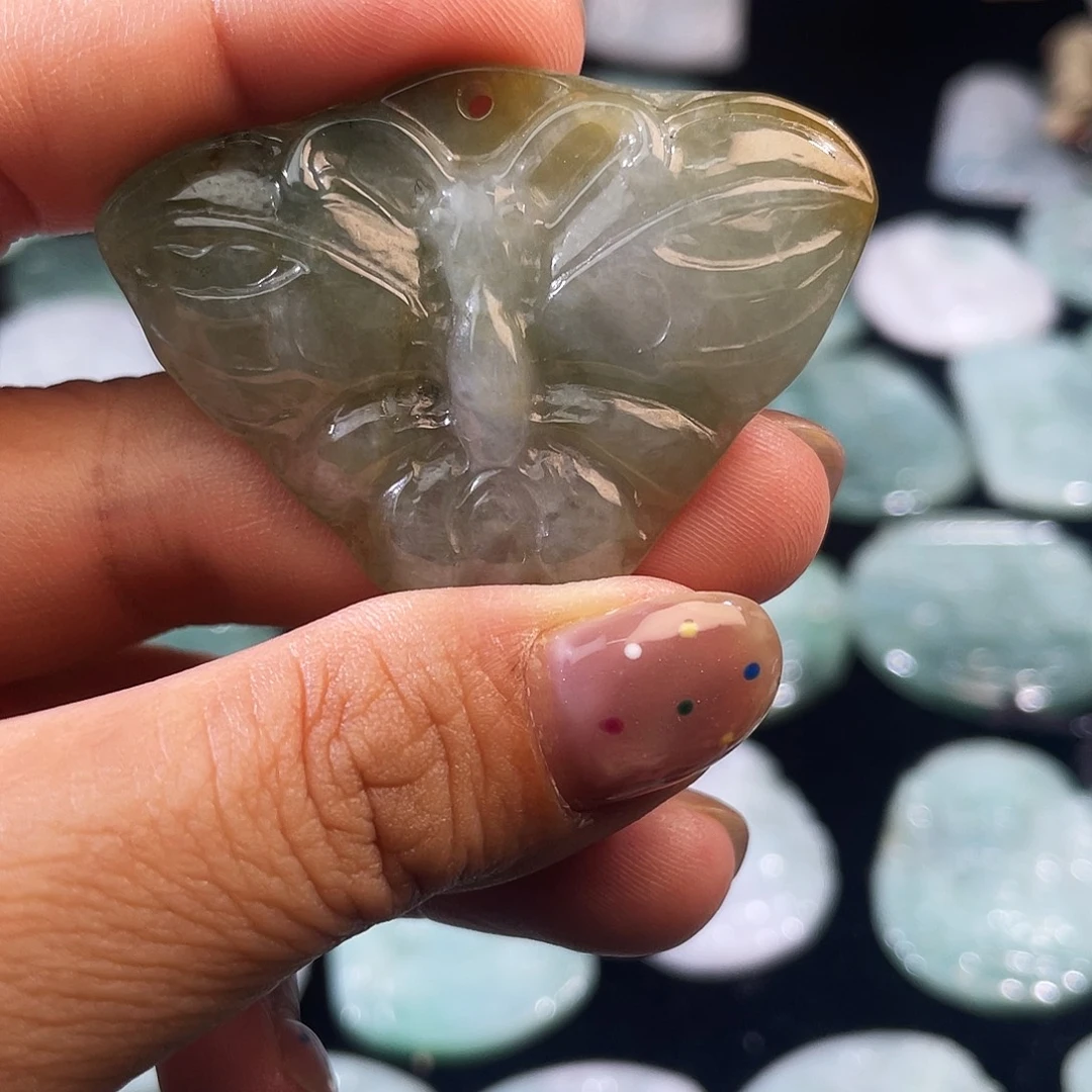 翡翠未镶嵌颈饰蝴蝶