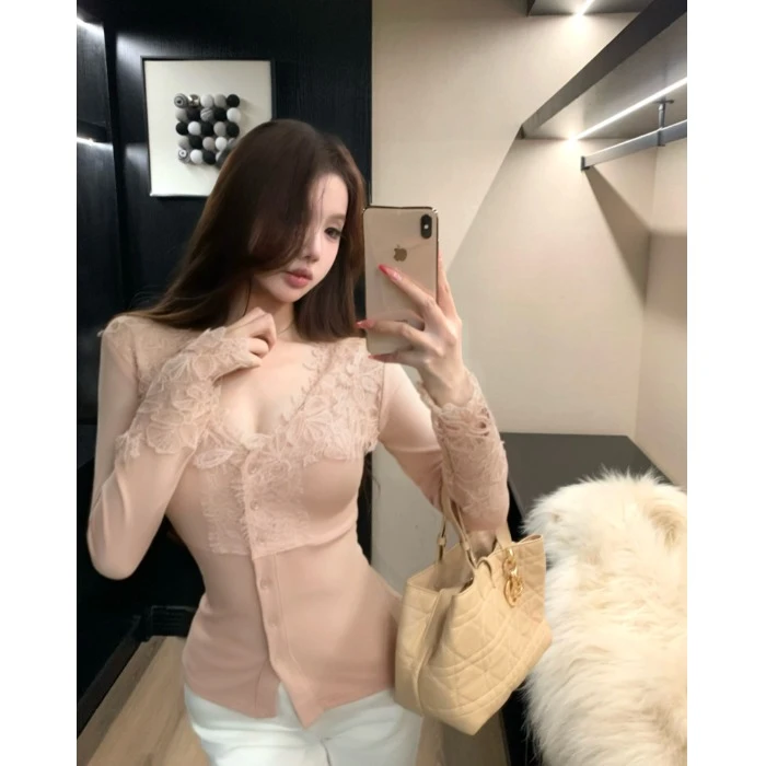 温柔风蕾丝拼接v领针织衫女秋季内搭打底衫纯欲收腰修身长袖上衣