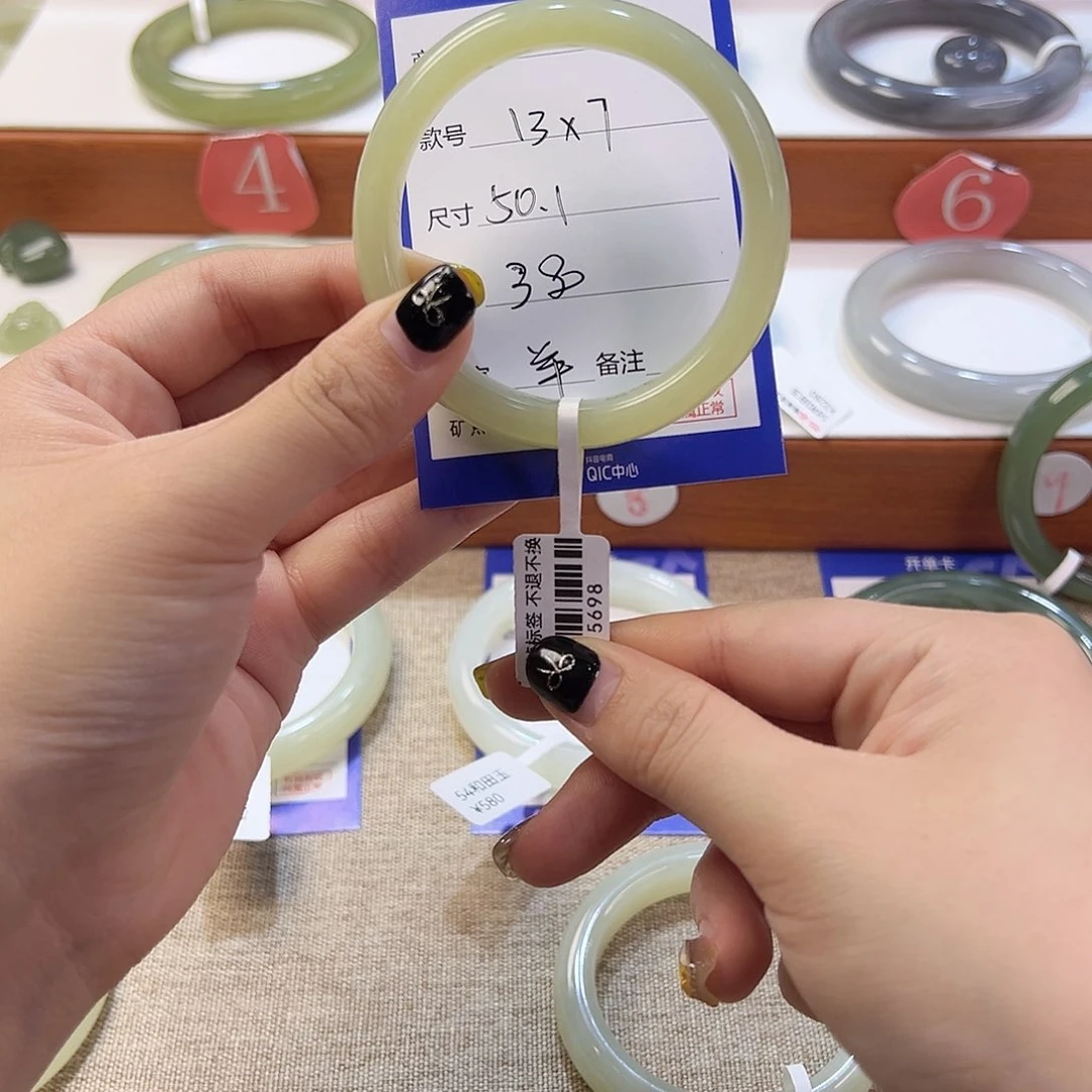 未镶嵌手镯和田玉羊*