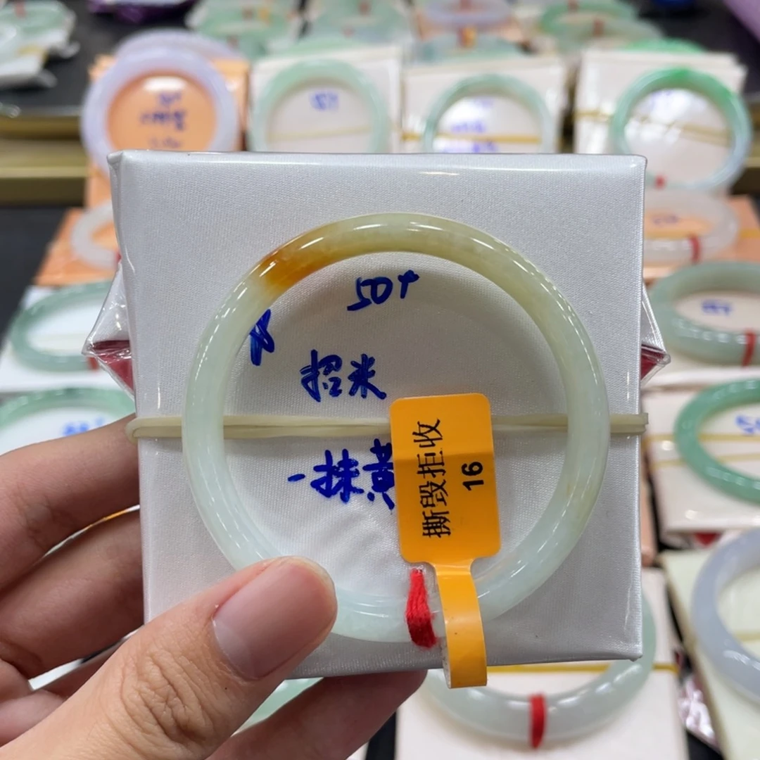 翡翠手镯未镶嵌翡翠手镯