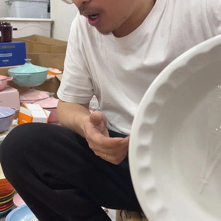 陶瓷纯白的9英寸铁塔