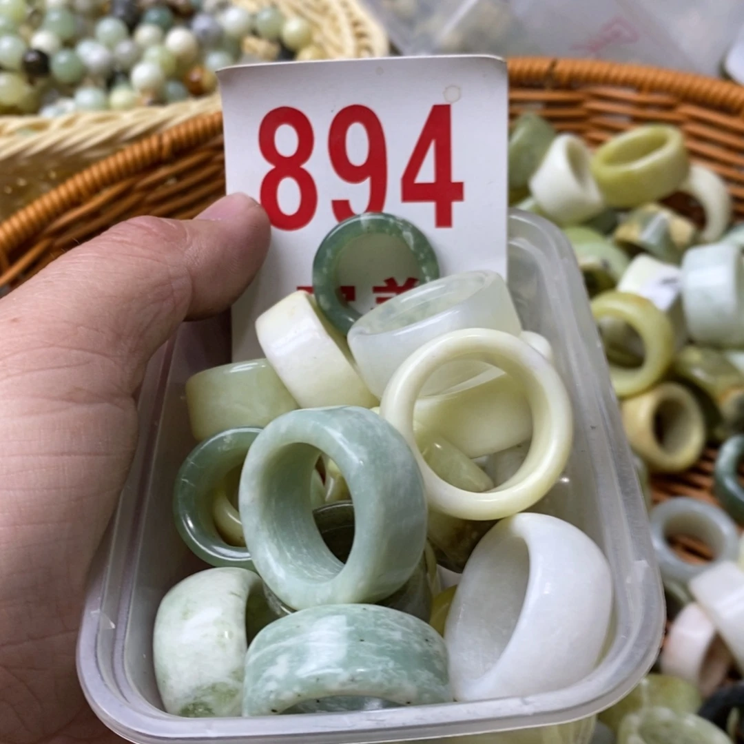 蛇纹石玉挂坠未镶嵌