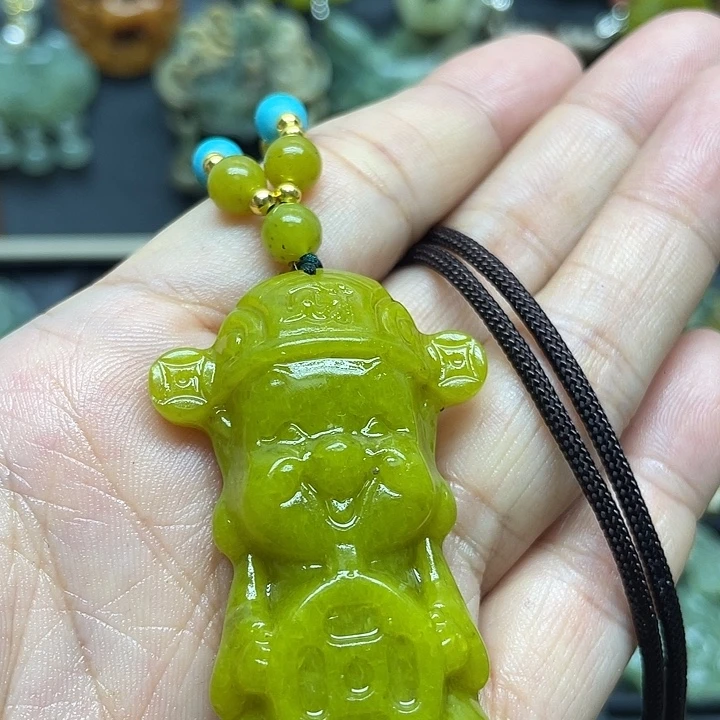 蛇纹石玉未镶嵌颈饰