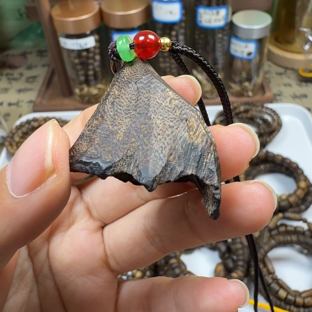 沉香沉香碎屑树丁绳子