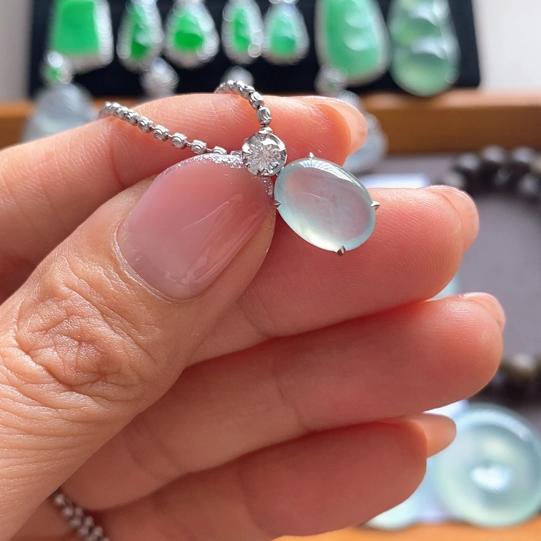 翡翠18K金镶嵌颈饰蛋面吊坠