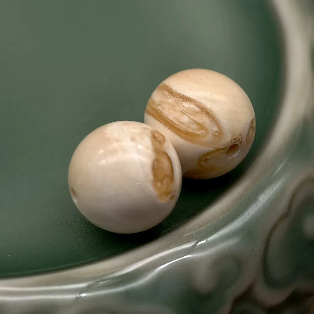 S593精品猛犸象牙10左右原色留疤料圆珠配珠顶珠配饰（随机发一）