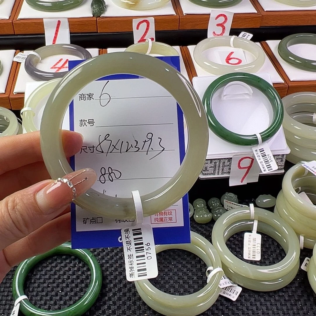 小***万和田玉手镯未镶嵌