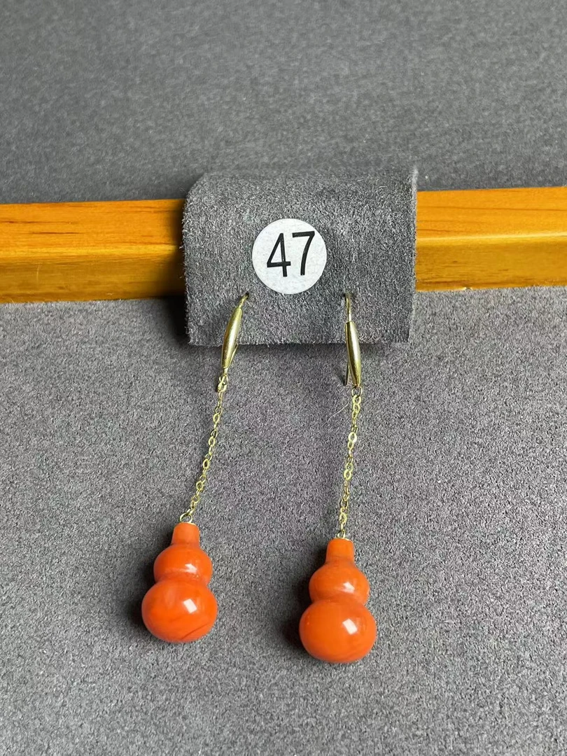 18K金镶嵌天然南红玛瑙葫芦款耳钩