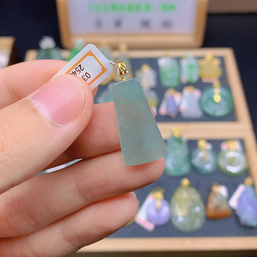 翡翠18K金镶嵌颈饰翡翠