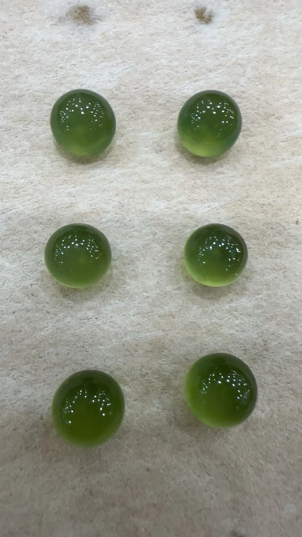 黄金玉耳钉，岫玉直径卡8左右