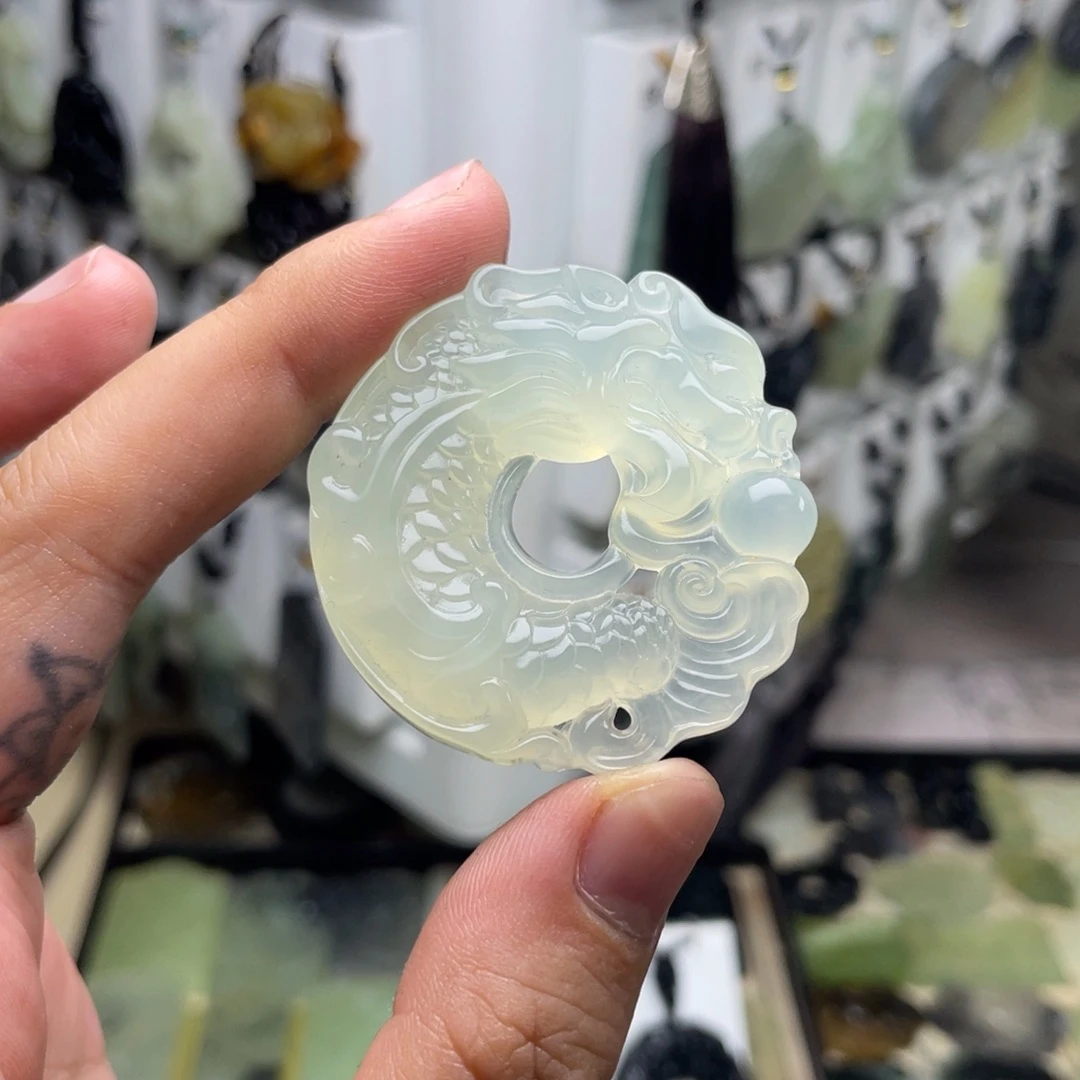背***秋未镶嵌岫玉颈饰龙扣