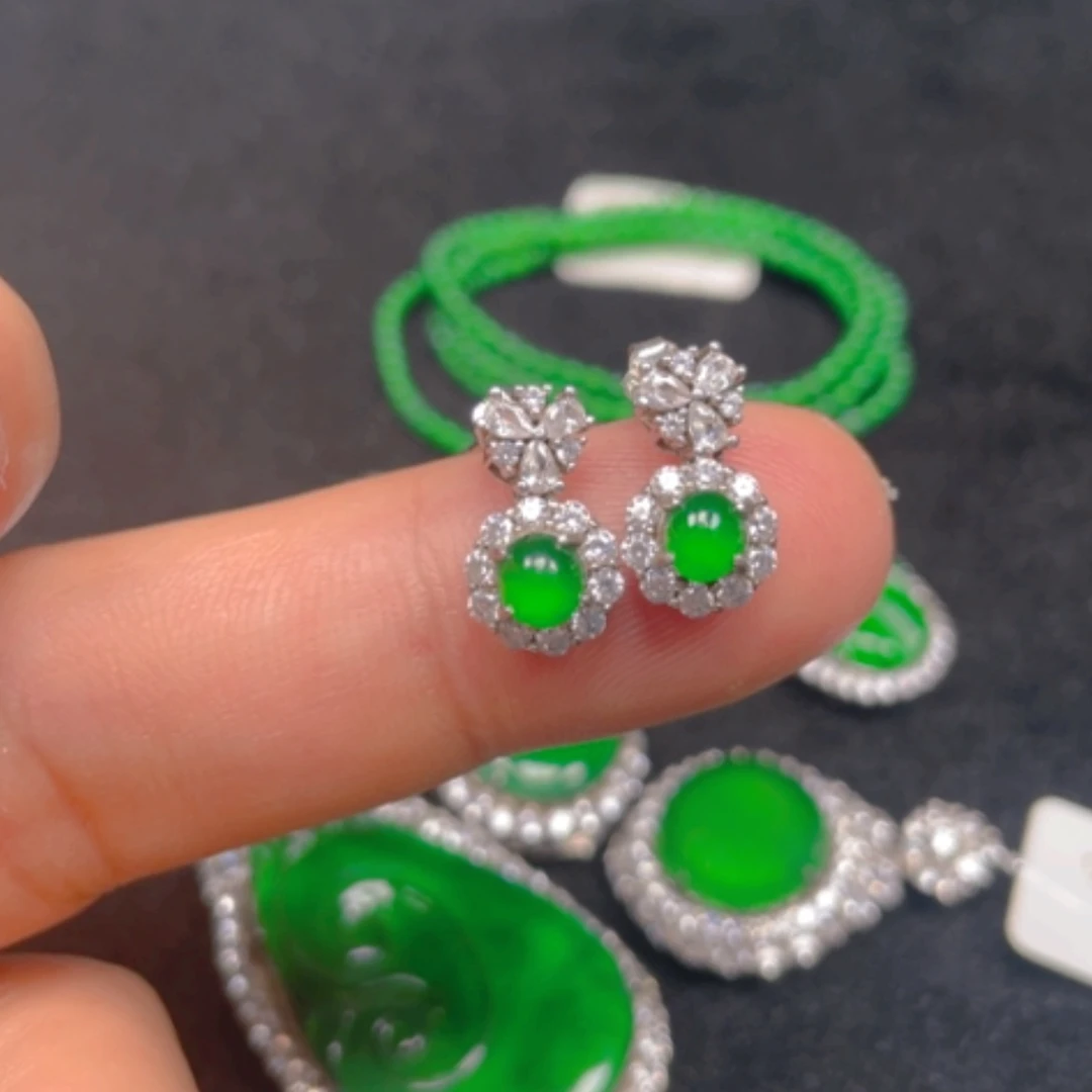 【闪购商品】颈饰银S925镶嵌翡翠耳钉