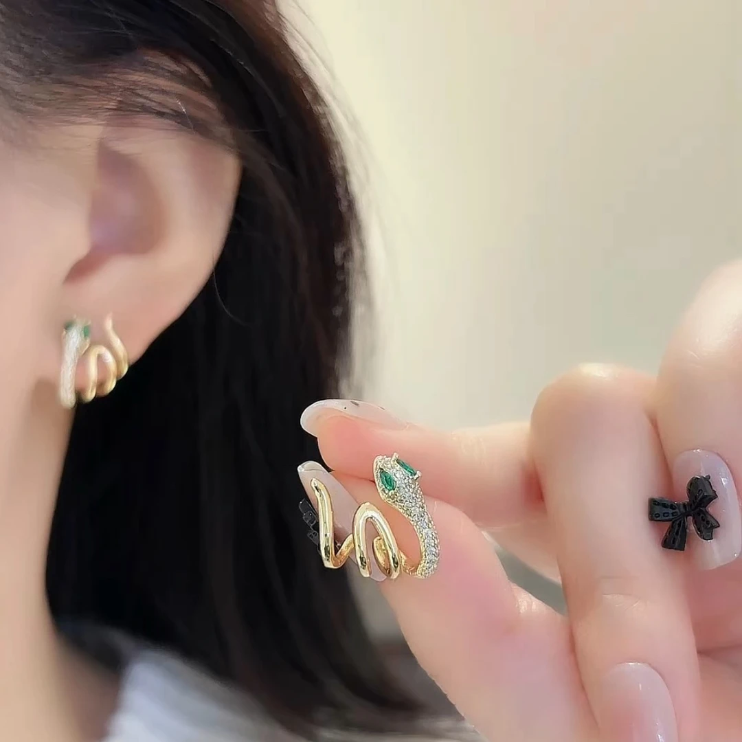 铜合金合成锆石耳饰 高级感女金色蛇形个性小巧简约时尚小众耳饰