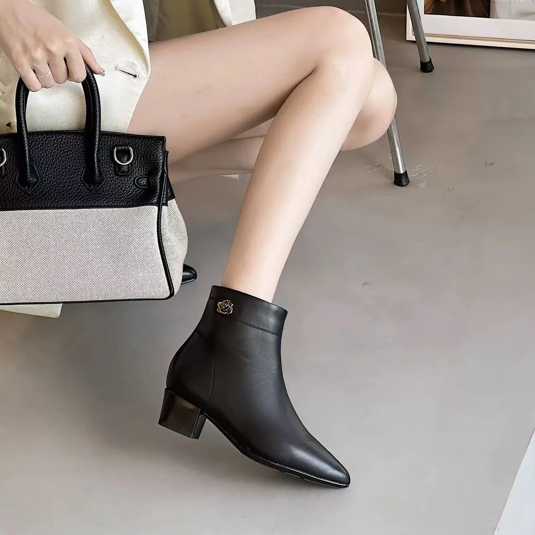 C2125  黑色  高级时尚粗跟尖头真皮短靴 时装靴