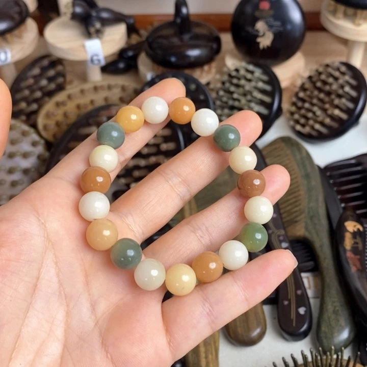 按摩手法梳头发的