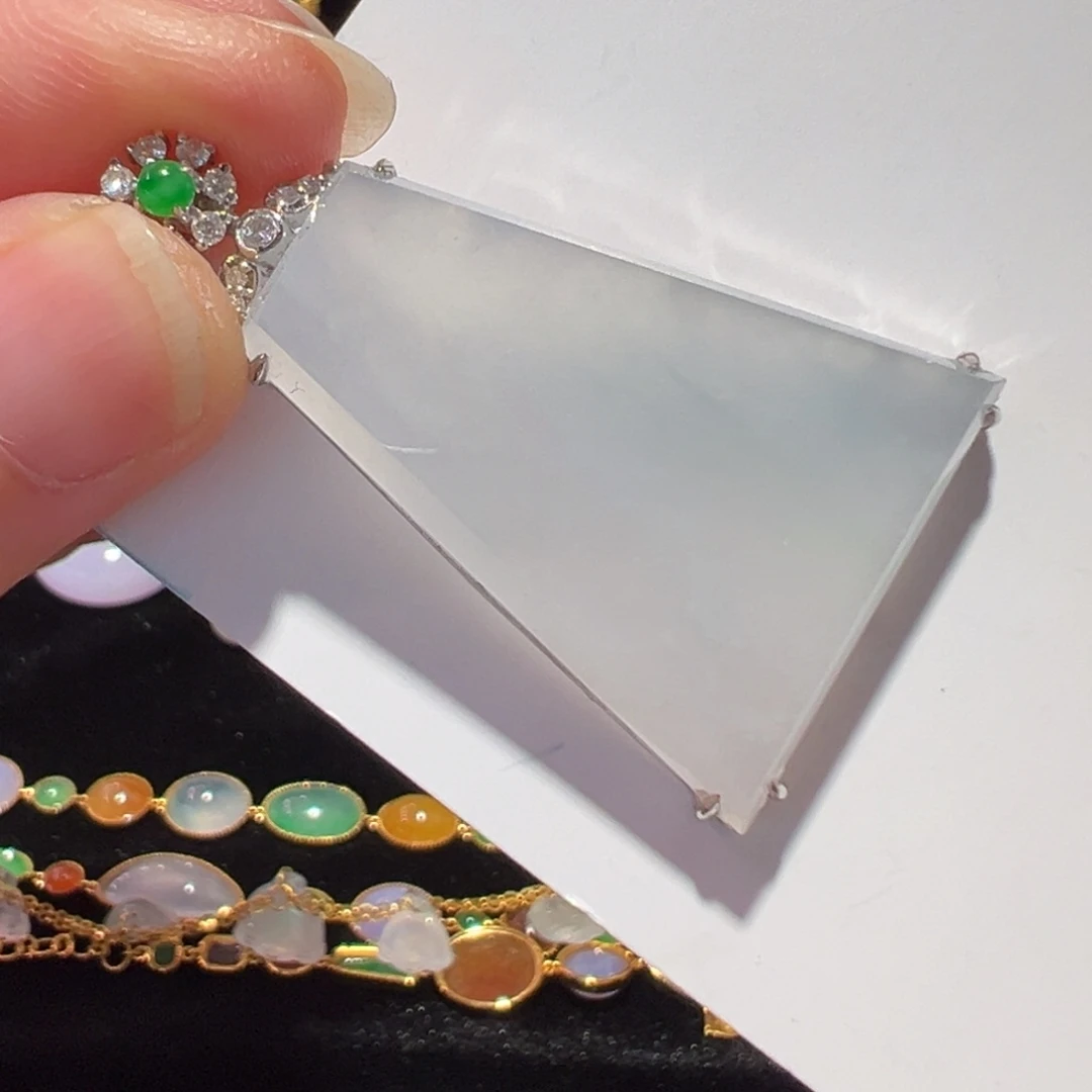 翡翠18K金镶嵌颈饰吊坠