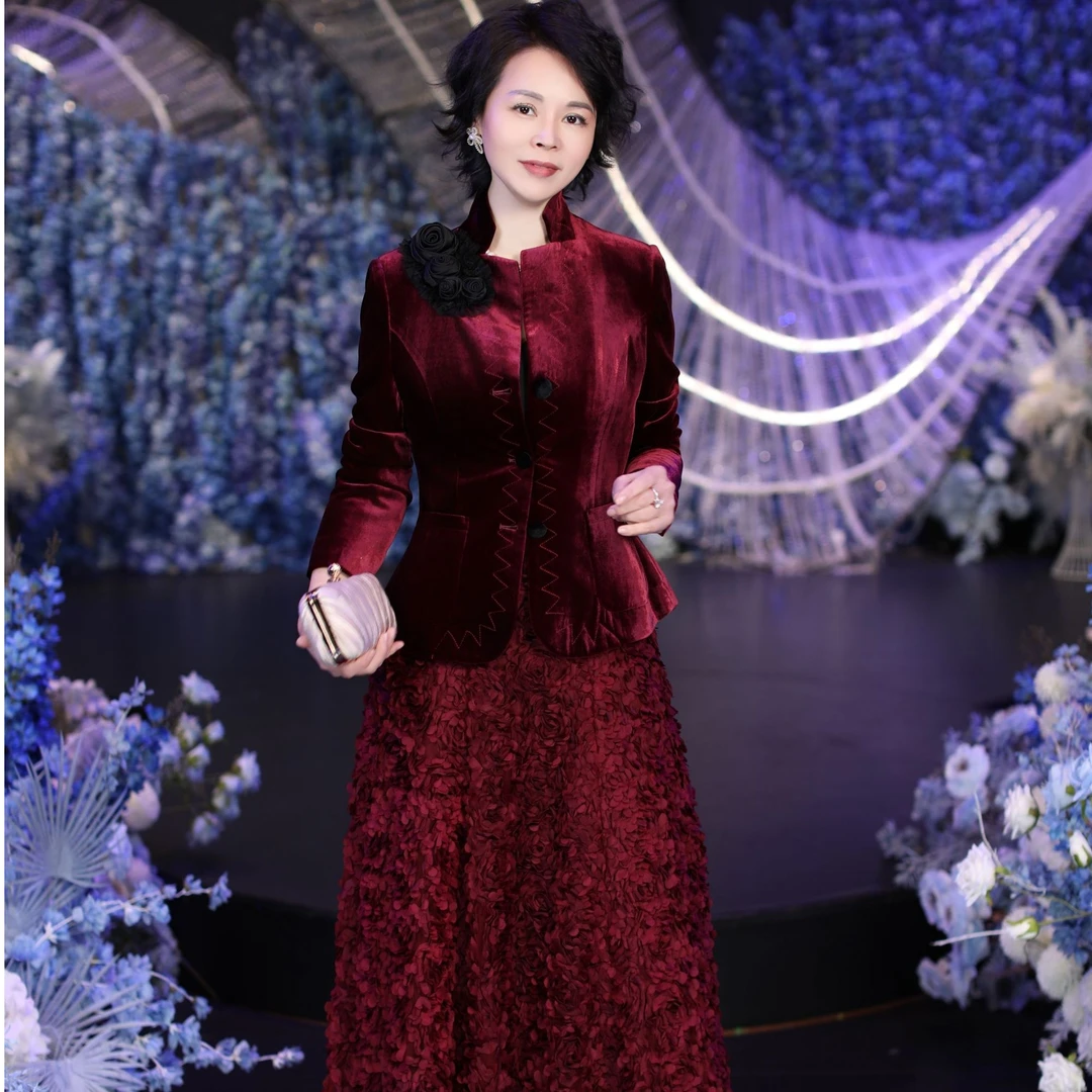 高定礼服修身中长款时尚气质线条流畅而红色礼服