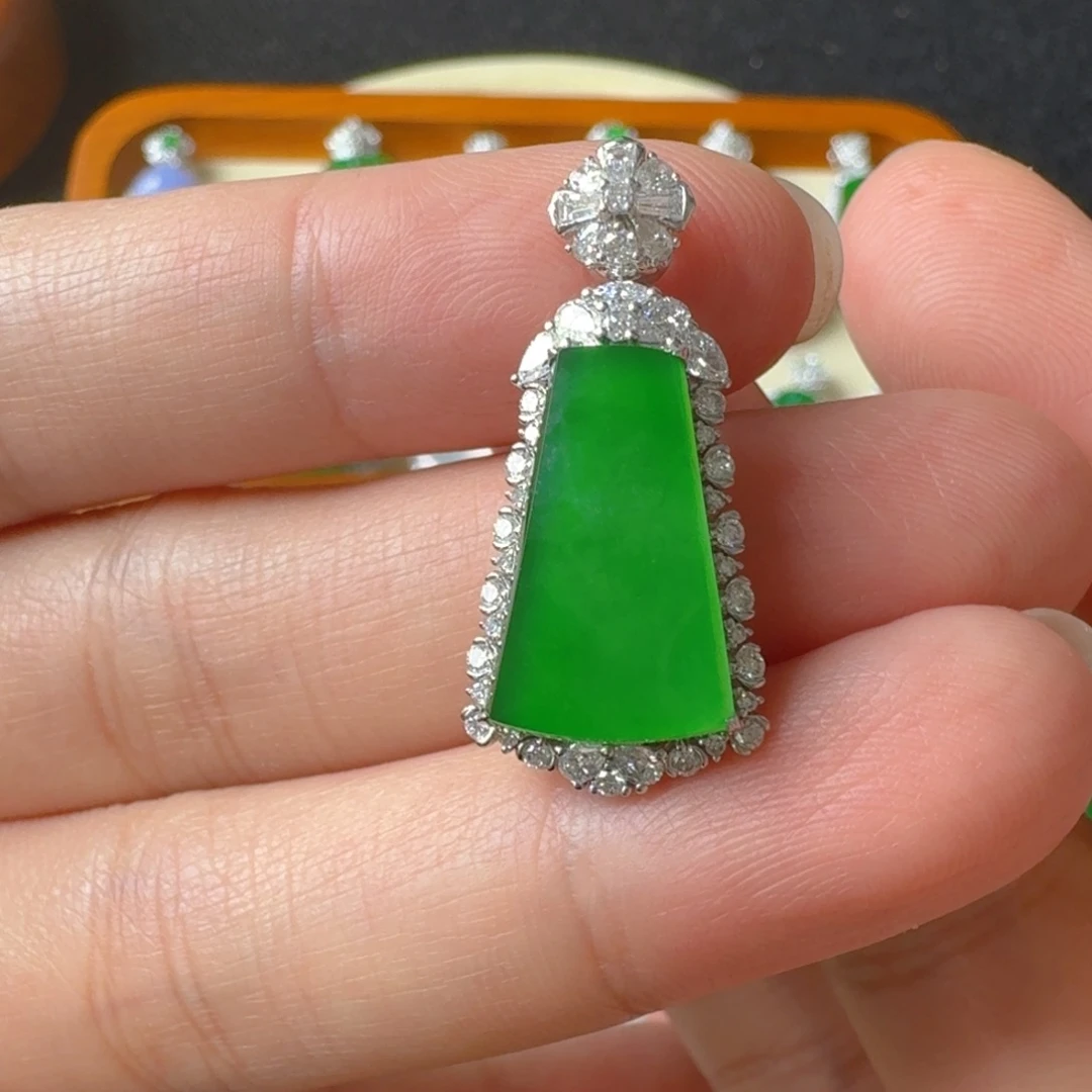 颈饰18K金镶嵌翡翠吊坠