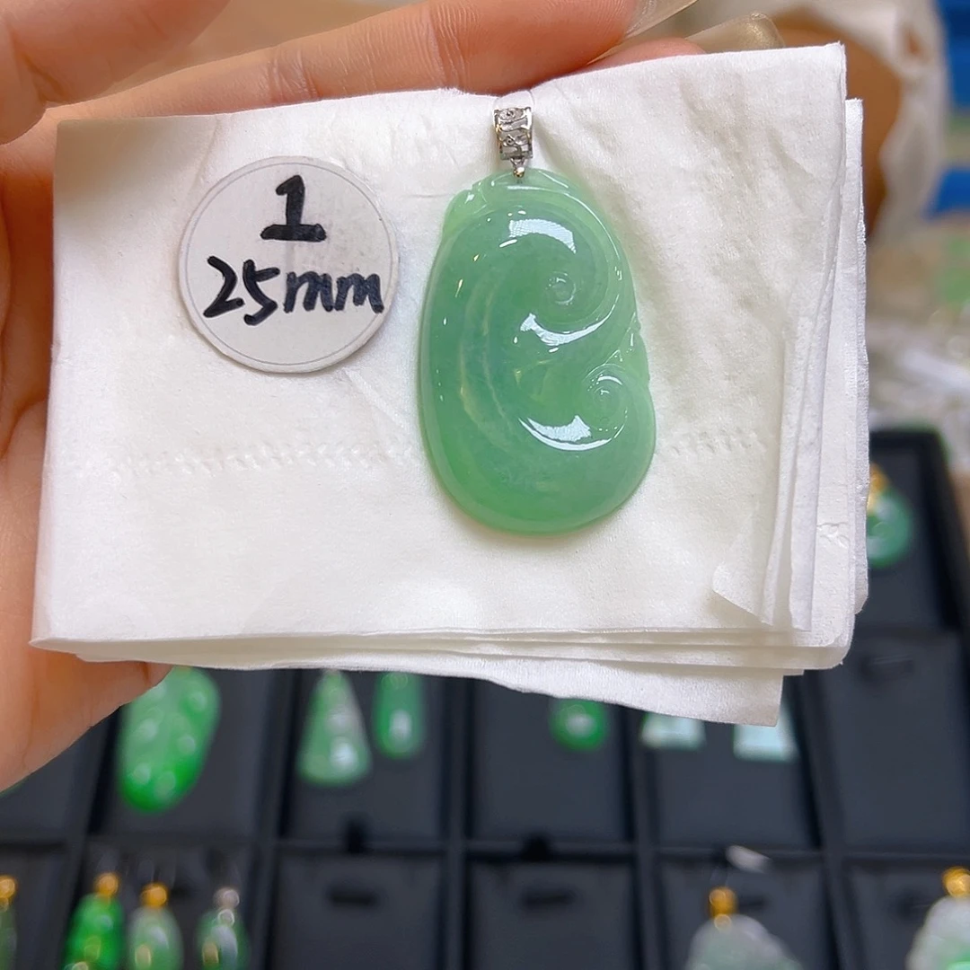 翡翠颈饰18K金镶嵌翡翠