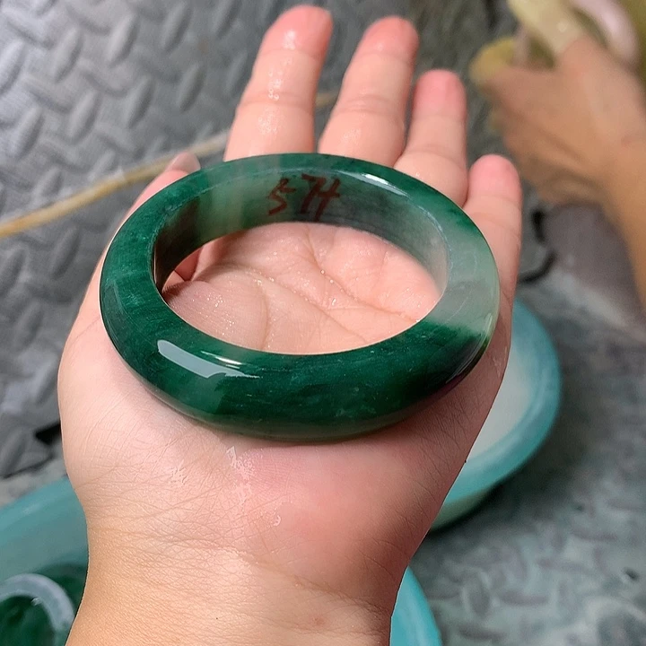 牡***丹未镶嵌手镯石英岩玉定制