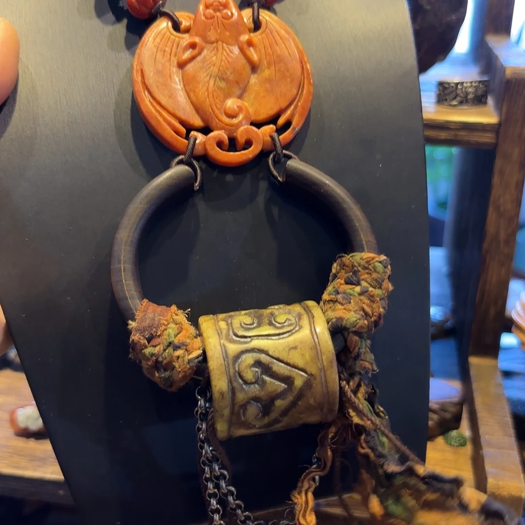 翡翠未镶嵌颈饰……