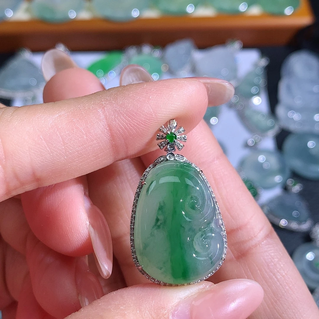 翡翠18K金镶嵌颈饰翡翠