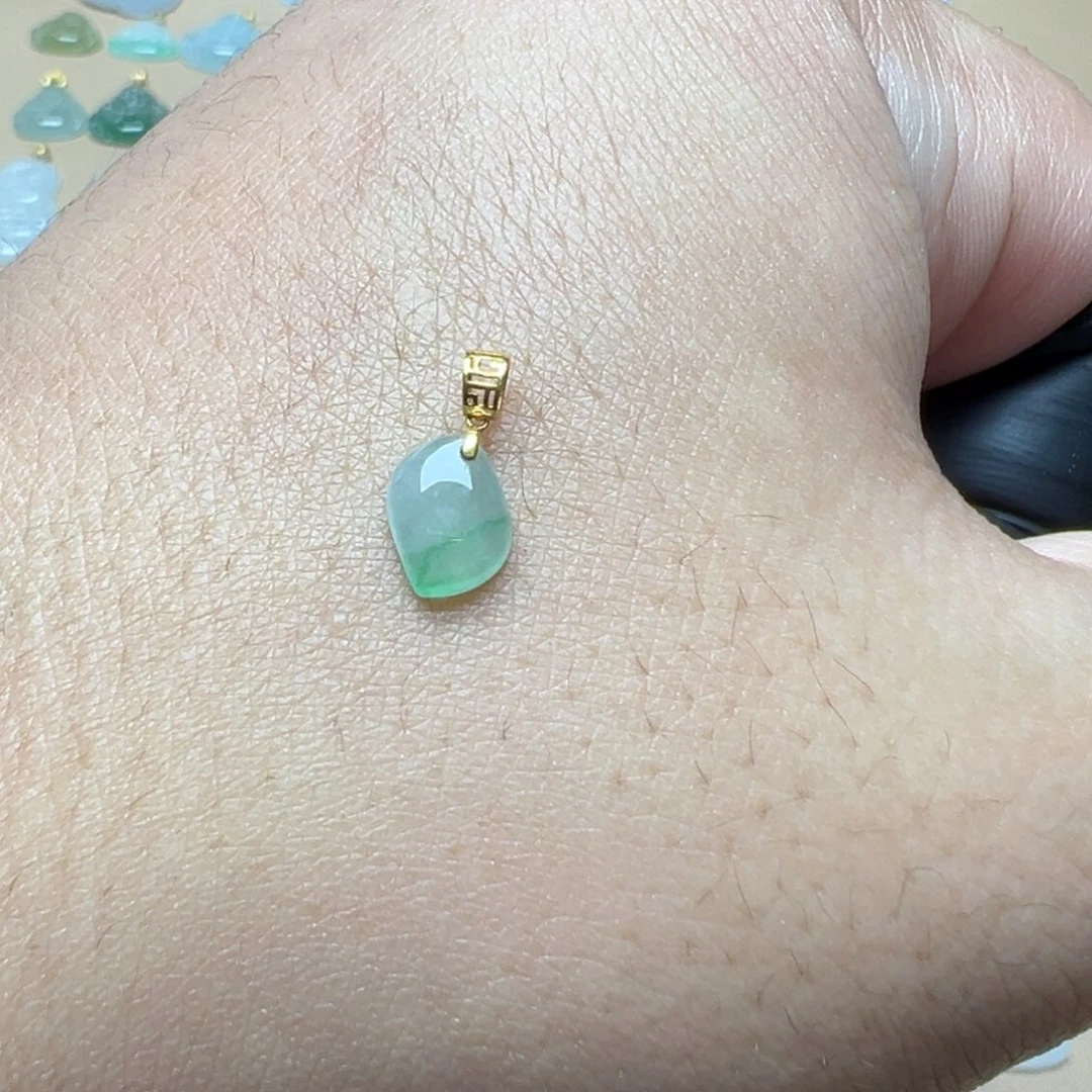 翡翠颈饰18K金镶嵌随形吊坠