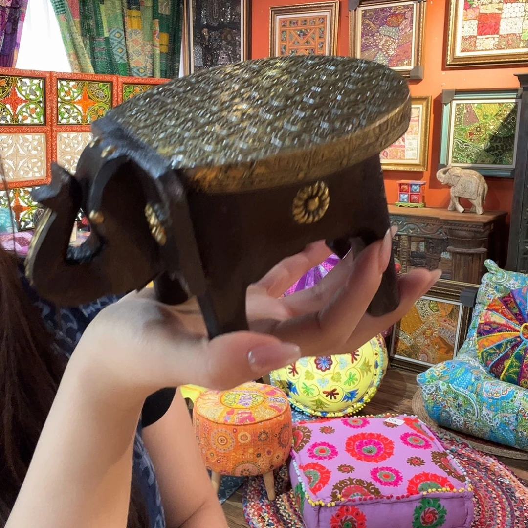 织绣迷你包头小巷摆件