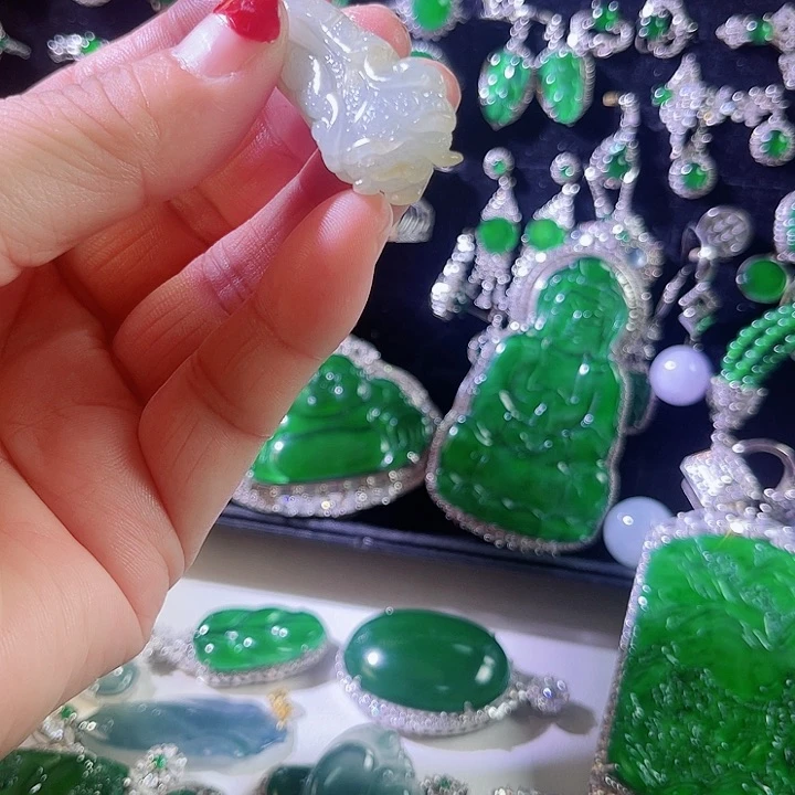 翡翠颈饰未镶嵌翡翠白菜